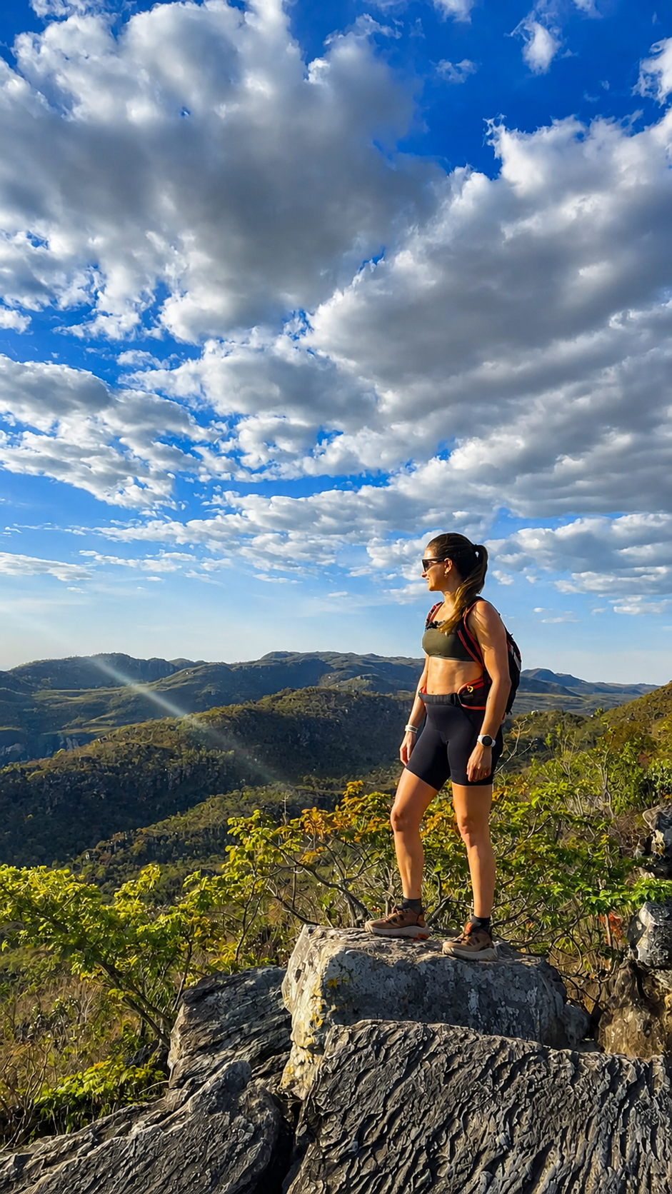 Dra. Raquel em trilha, admirando a vista das montanhas