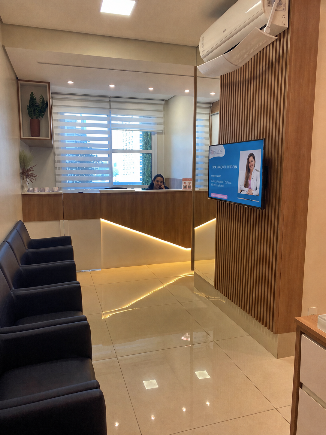 Recepção da Afetos Clínica Médica com painel de madeira e sofás