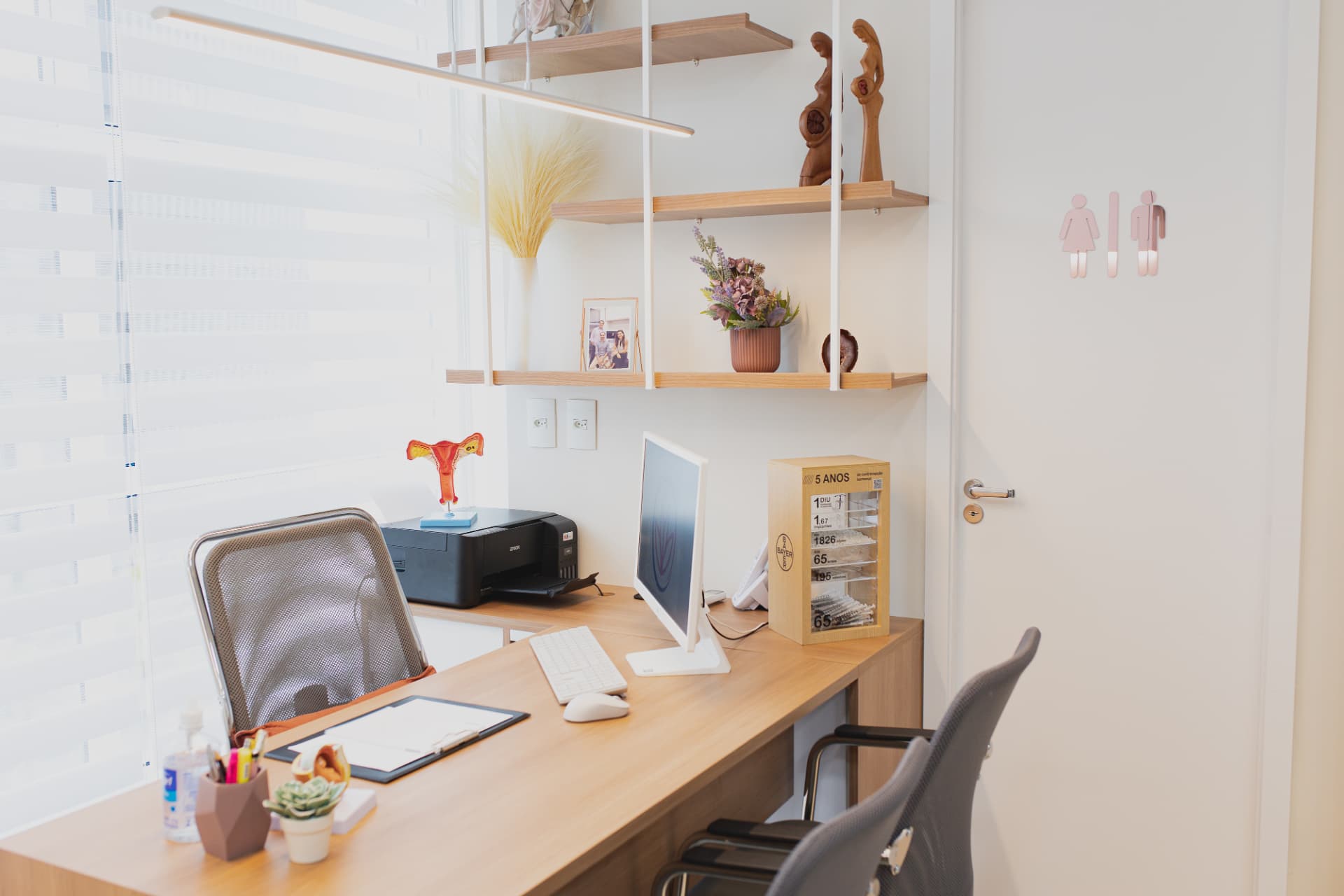 Consultório da Afetos com mesa de atendimento e prateleiras decoradas