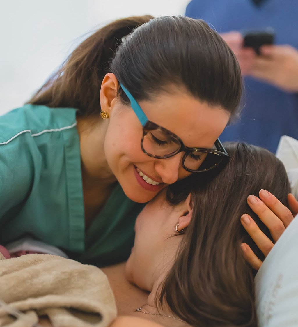 Dra. Raquel acolhendo uma mãe logo após o parto